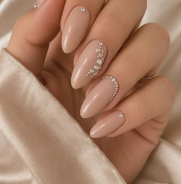 Materiales de nail art ordenados: cristales pequeños, pan de oro, pincel de líneas y gotas de gel.